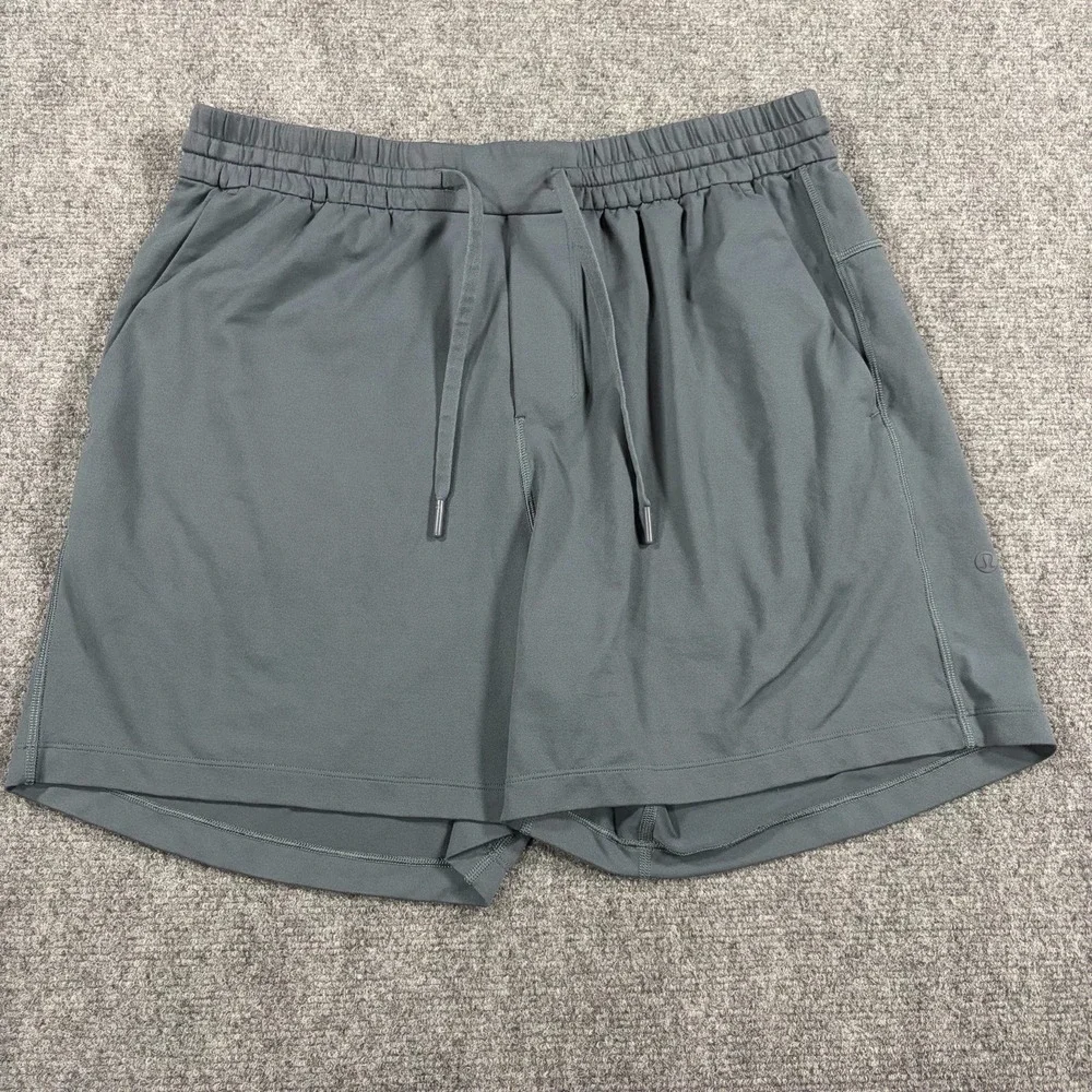 Lululemon Shorts Mens Large Gray Drawstring Active Pockets 5.5
